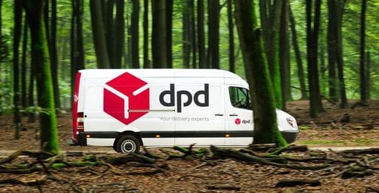 DPD bus rijdend door een bos